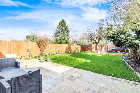 64 Buckingham Drive, Emmer Green, Reading, RG4 8SA