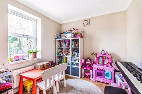 64 Buckingham Drive, Emmer Green, Reading, RG4 8SA