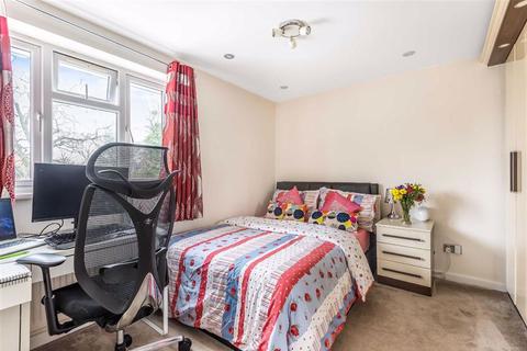 64 Buckingham Drive, Emmer Green, Reading, RG4 8SA