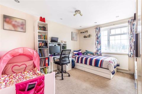 64 Buckingham Drive, Emmer Green, Reading, RG4 8SA