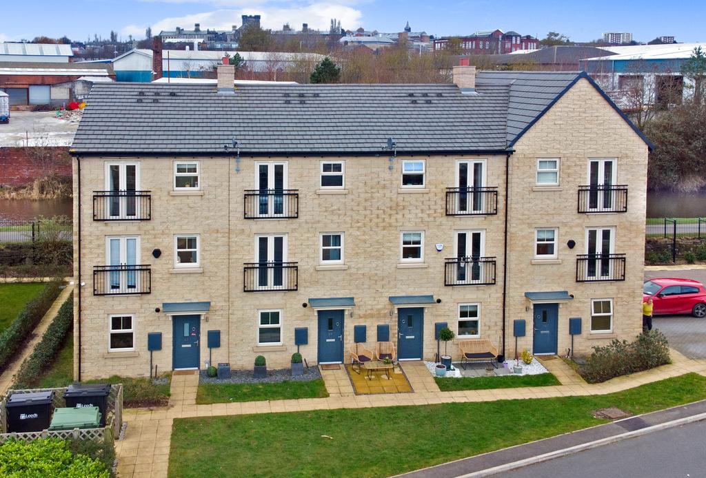 Holts Crest Way, Leeds, LS12 2 bed terraced house £975 pcm (£225 pw)