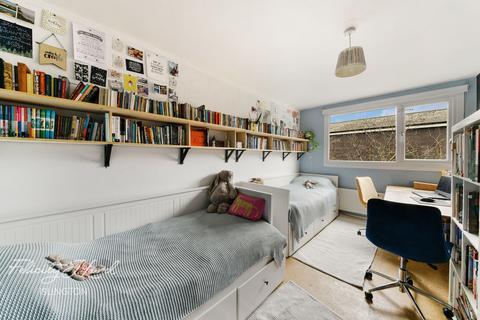 6 Faraday Close, London, N7 8BH