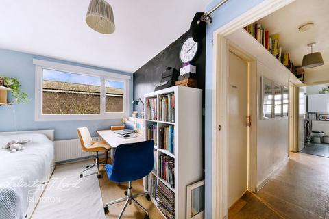 6 Faraday Close, London, N7 8BH
