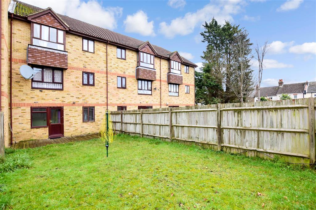 Balfour Road, Chatham, Kent 2 bed ground floor flat £175,000
