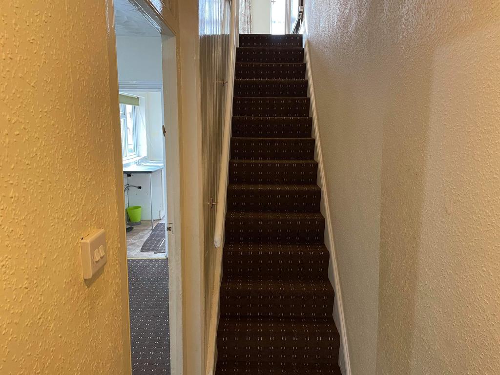 Balfour Road, Gloucester GL1 3 bed semidetached house £820 pcm (£189 pw)