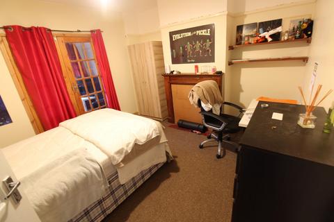 4 bedroom semi-detached house to rent, Merton Road , Southampton