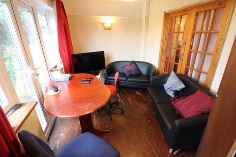 4 bedroom semi-detached house to rent, Merton Road , Southampton