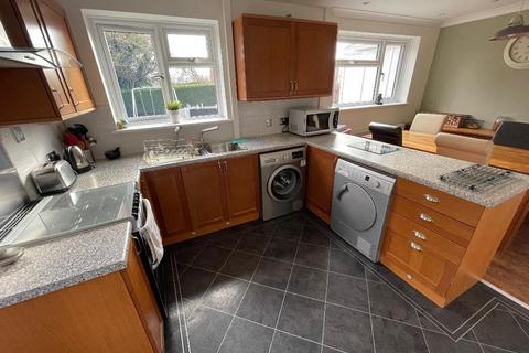 3 bedroom semi-detached house to rent, Weltmore Road, Limbury, Luton, LU3 2TN