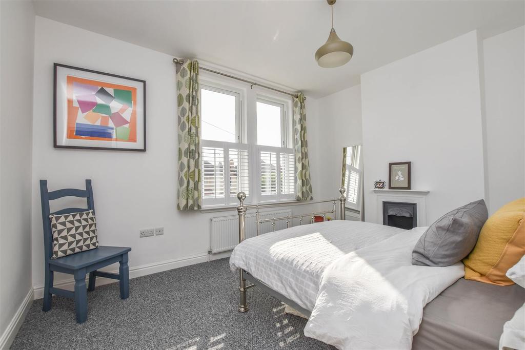 Ruddington Lane, Wilford, Nottingham 2 bed terraced house £240,000