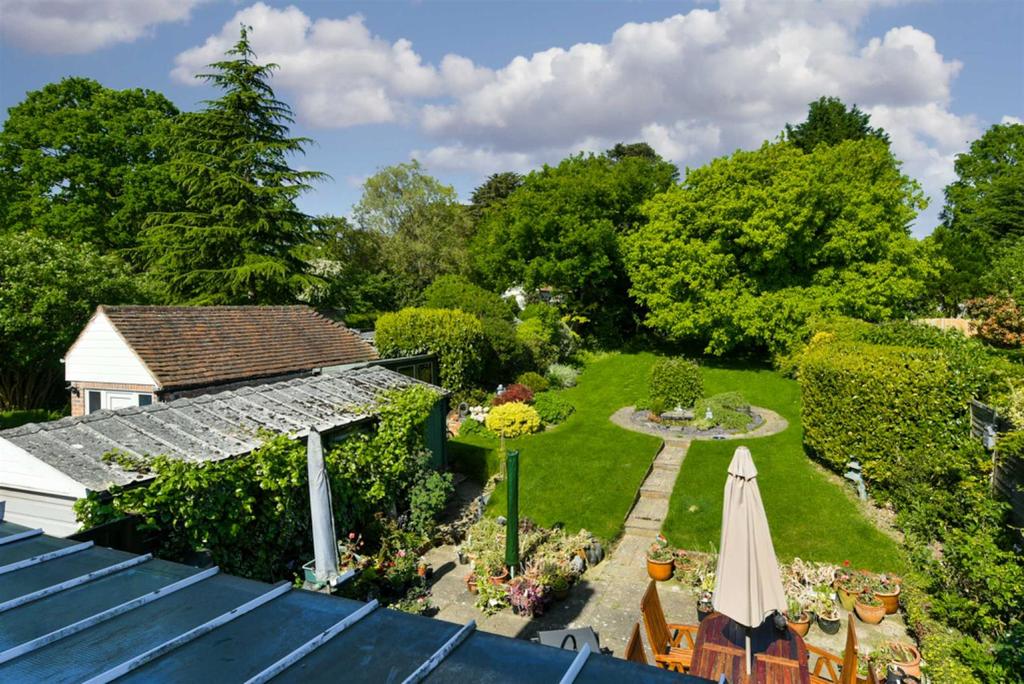 Lower Hill Road, Epsom 3 bed detached house £885,000