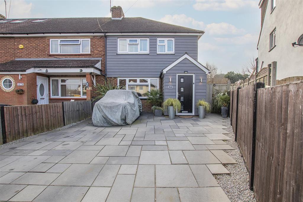 Meadway, Hoddesdon 3 bed semidetached house £475,000