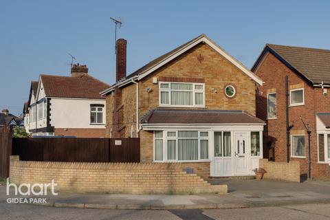 45 Ramsay Gardens, Romford, RM3 7NT