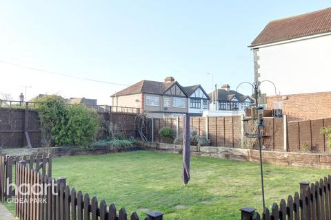 45 Ramsay Gardens, Romford, RM3 7NT