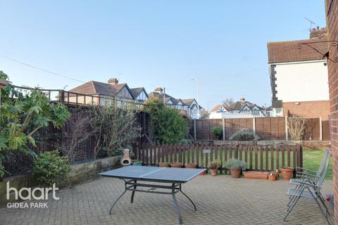 45 Ramsay Gardens, Romford, RM3 7NT