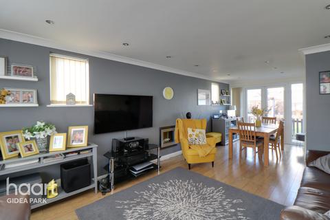 45 Ramsay Gardens, Romford, RM3 7NT