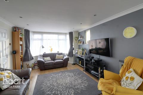 45 Ramsay Gardens, Romford, RM3 7NT