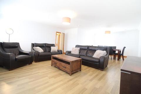 3 bedroom flat to rent, John Street, First Floor, AB21