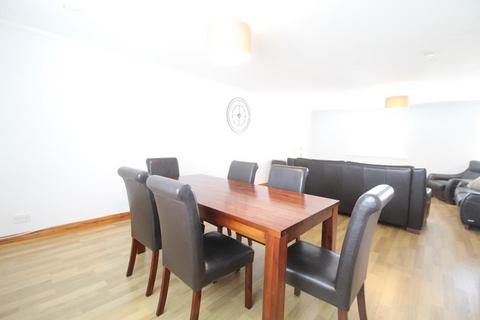 3 bedroom flat to rent, John Street, First Floor, AB21