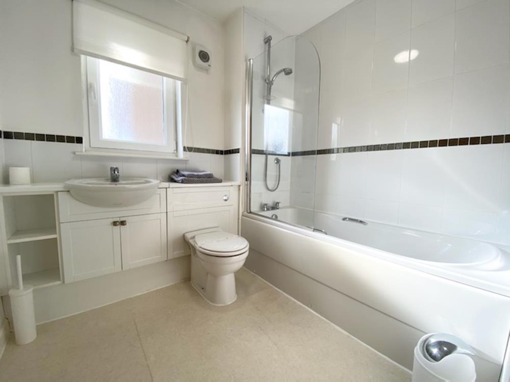39 − Bathroom
