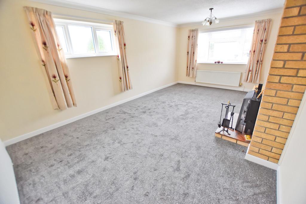Marshgate, North Walsham 2 bed detached bungalow £850 pcm (£196 pw)