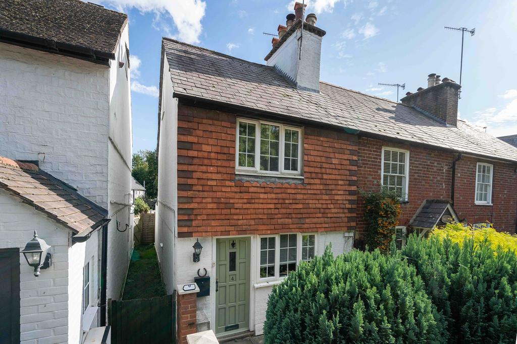 Horsham Road, Holmwood, Dorking 2 bed cottage £1,295 pcm (£299 pw)