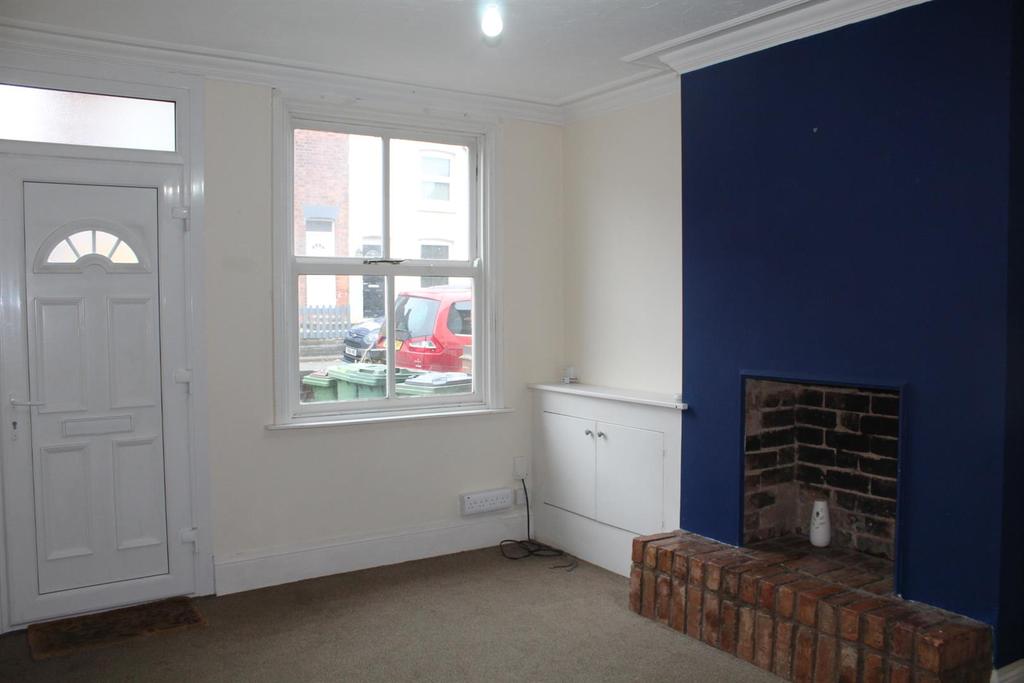 Chestnut Road, Glenfield, Leicester 2 bed terraced house £160,000