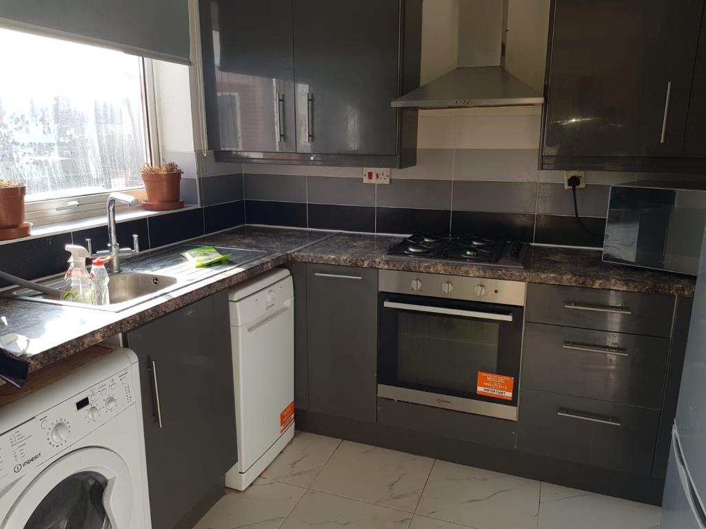 Archery Close, Harrow HA3 2 bed apartment £1,200 pcm (£277 pw)
