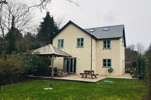 5 bedroom detached house to rent, Coed-y-paen, Pontypool, Monmouthshire. NP4 0TH