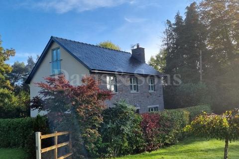 5 bedroom detached house to rent, Coed-y-paen, Pontypool, Monmouthshire. NP4 0TH