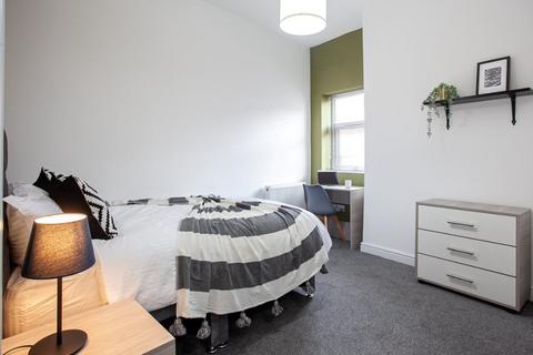 6 bedroom house share to rent - Monmouth Avenue, Bury, BL9