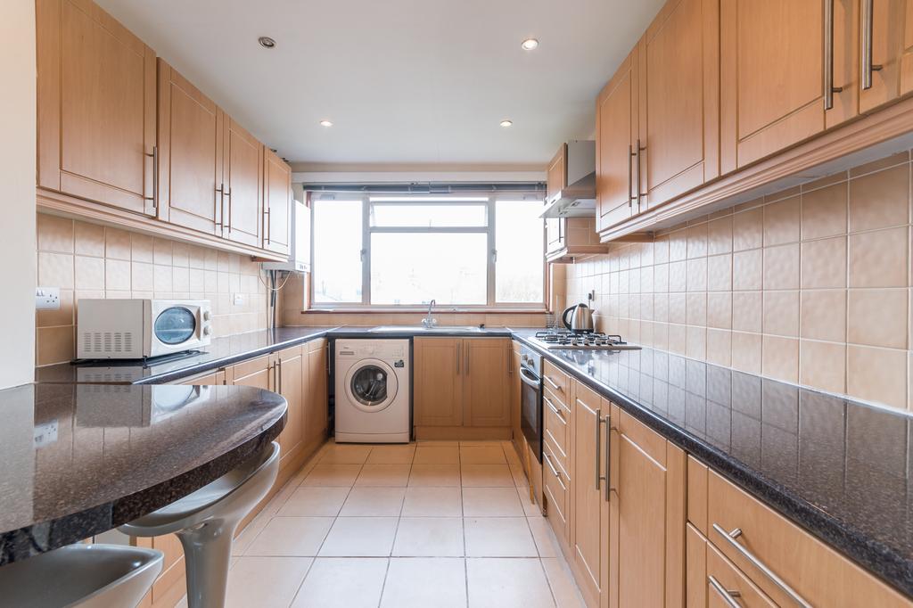 Chatham Road, Clapham Junction, SW11 3 bed £1,895 pcm (£