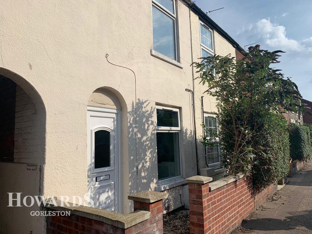Bells Road, Gorleston 2 bed terraced house £95,000