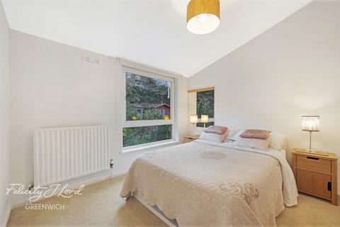 16 Rangers Square, London, SE10 8HR