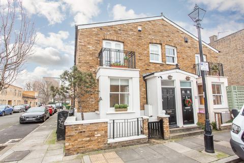 2 bedroom semi-detached house to rent, Lyal Road, Bow, E3
