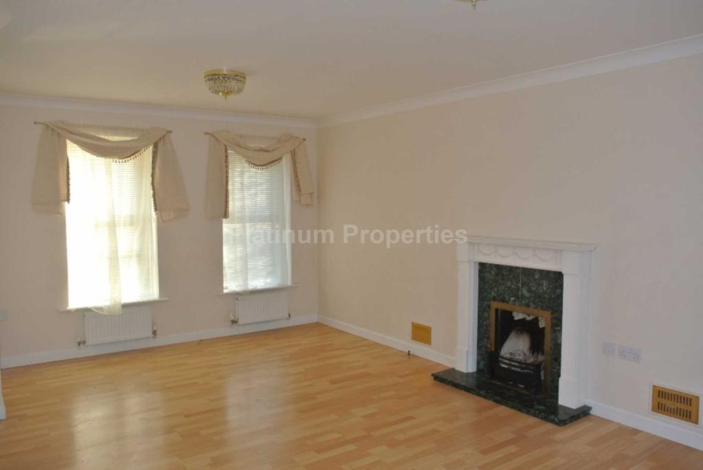 Brenda Gautrey Way, Cottenham 4 bed house £1,295 pcm (£299 pw)