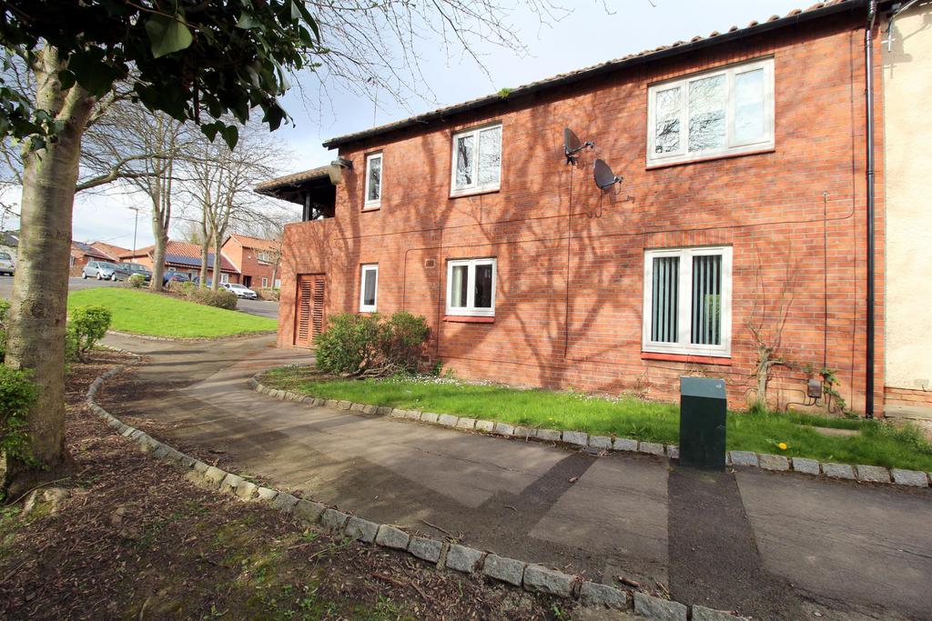 Mendip Drive, Lambton, Washington... 2 bed flat £495 pcm (£114 pw)