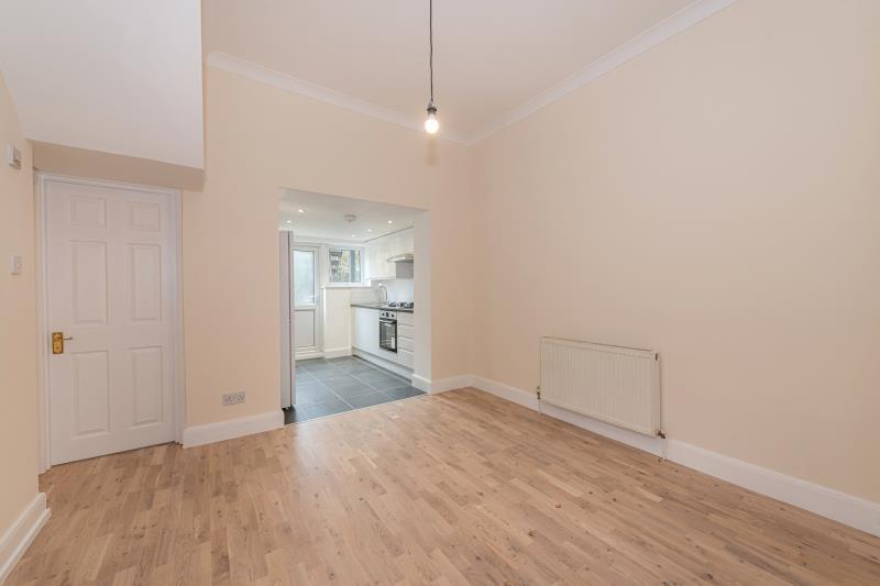 105 Blackstock Road, N4 2JW 1 bed apartment £1,300 pcm (£300 pw)