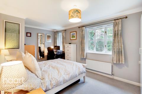 14 New Green Place, London, SE19 1AT