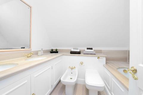 2 bedroom terraced house to rent, Gate Mews, Knightsbridge, SW7
