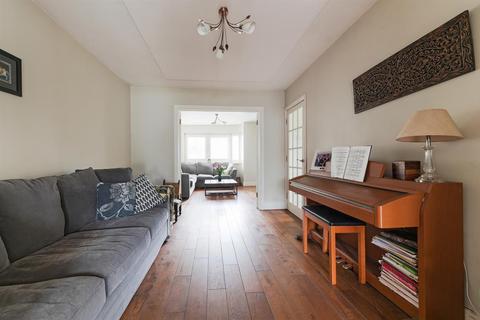 69 Mortimer Crescent, Worcester Park, KT4 7QN