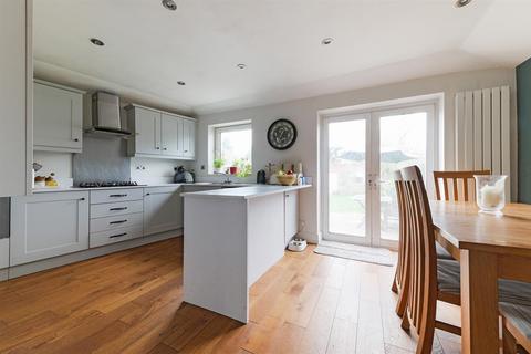 69 Mortimer Crescent, Worcester Park, KT4 7QN