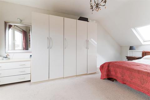 69 Mortimer Crescent, Worcester Park, KT4 7QN