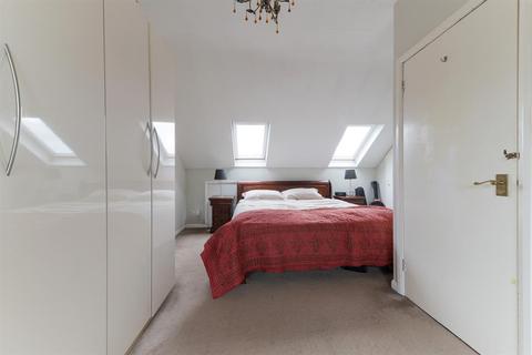 69 Mortimer Crescent, Worcester Park, KT4 7QN