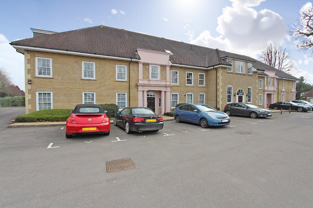 Brighton Road, Banstead 2 bed apartment £1,250 pcm (£288 pw)