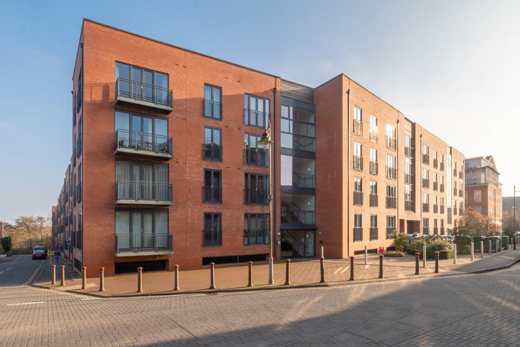 Rumbush Lane, Dickens Heath 2 bed apartment £175,000