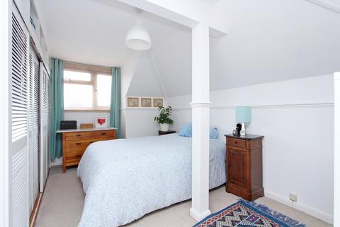 13 Rosecroft Gardens, Twickenham, TW2 7PT