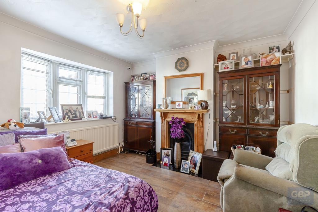 Street, Romford RM1 2 bed terraced house £325,000