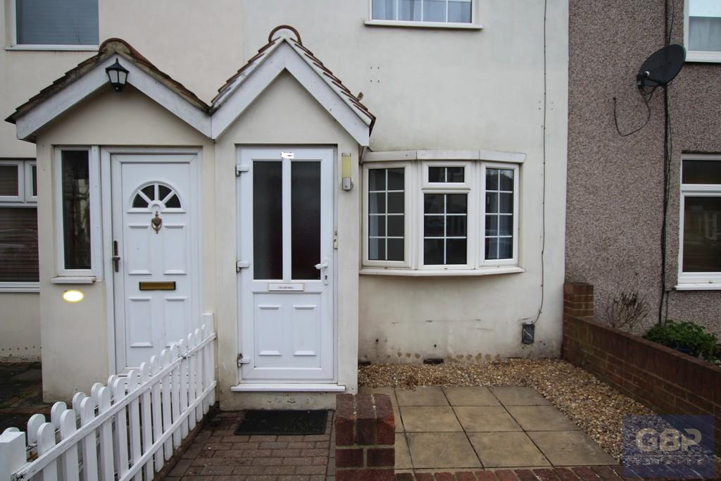 Street, Romford RM1 2 bed terraced house £1,250 pcm (£288 pw)