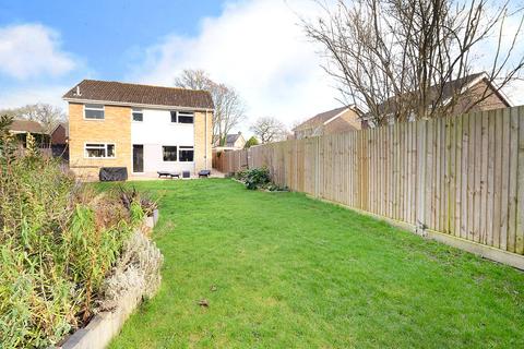 10 Willow Brean, Horley, RH6 8EA