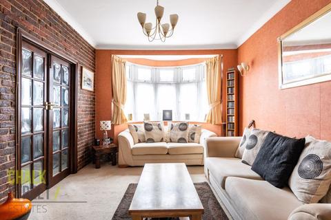 25 Brooklands Gardens, Hornchurch, RM11 2AF